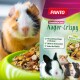 Nahaufnahme eines Meerschweinchens neben einer grünen Schüssel mit buntem Haustierfutter, beschriftet mit "PANTO Nager-Crispy" mit Omega-3 und Vitalitätsansprüchen.