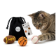 Getigerte Katze stupst einen Filz-Baseball, daneben Basketball und Fußball sowie ein schwarzer Beutel mit der Aufschrift LUCY BALU und Anhänger 'Super Balls US'.