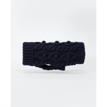 Dunkelblauer gestrickter Haustierpullover mit einem Kabelmuster und einem Loch für die Leine, auf einem weißen Hintergrund präsentiert.