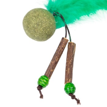 Grünes Katzenspielzeug mit einer runden, strukturierten Kugel mit Federn und zwei Holzstäben mit grünen Perlen.