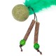 Grünes Katzenspielzeug mit einer runden, strukturierten Kugel mit Federn und zwei Holzstäben mit grünen Perlen.