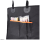 Eine schwarze Tragetasche mit zwei orangefarbenen Taschen, gefüllt mit verschiedenen verpackten Haustierleckereien in klaren Verpackungen.