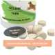 Flasche mit Gelenkpräparat-Tabletten für Hunde, mit verstreuten Tabletten darum herum; der Text lautet "Pur oder im Futter!" und "Einfache Handhabung - mit Bruchrille!"