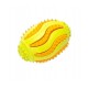 Gelbes und oranges strukturiertes Gummihundespielzeug mit Stacheln und Wellenmustern, geformt wie ein Football.