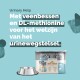 Promotionele afbeelding voor Almo Nature's "Urinary Help" huisdiervoer, toont een kattenpakket, zilveren kom en ingrediëntenhoogtepunten.