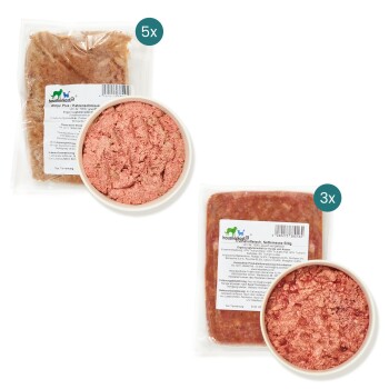 Haustierfutterverpackungen mit rohem Fleisch für Hunde und Katzen, mit Etiketten, die Zutaten und Nährwertinformationen detailliert beschreiben.