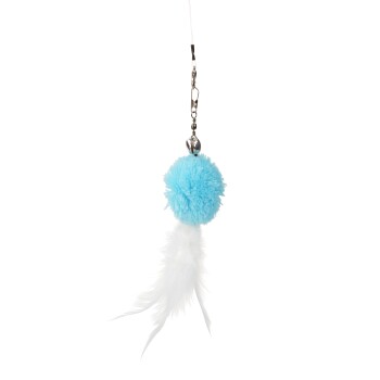 Jouet suspendu pour chat : pompon bleu clair avec plumes blanches et petite clochette argentée sur une pince, ficelle transparente.