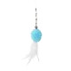 Jouet suspendu pour chat : pompon bleu clair avec plumes blanches et petite clochette argentée sur une pince, ficelle transparente.