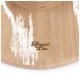 Base en bois avec une finition naturelle présentant une boule en jute sur le dessus, gravée avec "Conçu par Lotte."