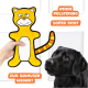 Eine Hand hält ein lächelndes gelbes Katzenspielzeug, während ein schwarzer Labrador zuschaut. Der Text lautet "Weiche Polsterung," "Softer Stoff," "Zum Schmusen geeignet."