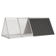 Ein dreieckiger Haustierschutz aus Metallgitter mit einem dunkelgrauen Dach, mit einer Seitentür für einfachen Zugang.
