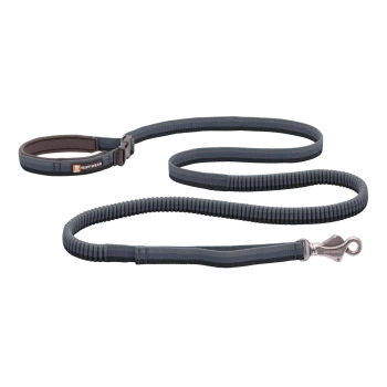 Eine grau-schwarze Hundeleine von Ruffwear, mit einem gepolsterten Griff und einem stabilen Metallclip, vor einem weißen Hintergrund präsentiert.