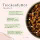 Schüssel mit trockenem Haustierfutter mit quadratischen Kibble-Stücken, mit Text, der seine Transparenz, frisches Fleisch, getreidefrei und innovativen Backprozess hervorhebt.