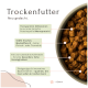 Schüssel mit trockenem Haustierfutter mit quadratischen Kibble-Stücken, mit Text, der seine Transparenz, frisches Fleisch, getreidefrei und innovativen Backprozess hervorhebt.