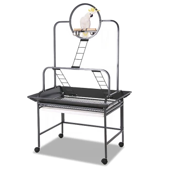 Ein großer schwarzer Metallvogelkäfig mit einem Spielplatz, auf dem ein weißer Kakadu auf einer Holzplattform mit einer Futterschüssel sitzt.