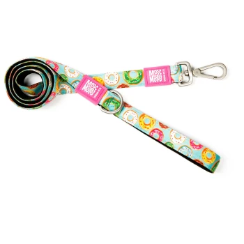 Bunte Hundeleine mit Donut-Muster und pinken Anhängern mit der Aufschrift „Max & Molly Urban Pets“ auf weißem Hintergrund.