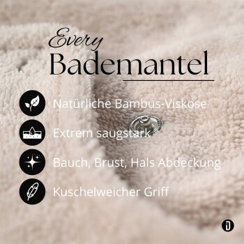 Ein stilvoller gestromter Hund trägt einen weichen beigen Fleece-Mantel und schaut nach oben vor einem neutralen Hintergrund.