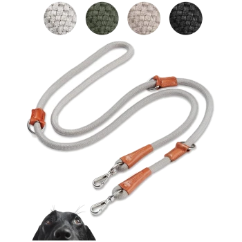 Grauer Hundeleine mit Lederakzenten und zwei Clips, neben grünen, beigen und schwarzen Farbmustern; das Gesicht eines Hundes ist teilweise sichtbar.