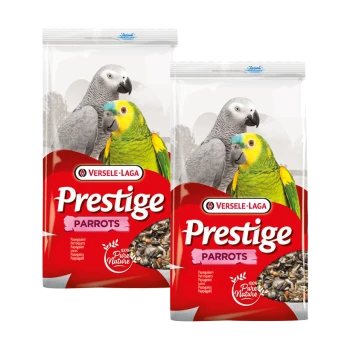 Zwei Beutel Versele-Laga Prestige Parrots Vogelfutter, mit einem grauen Papagei und einem grünen Papagei auf der Vorderseite, mit einer sichtbaren Mischung aus Samen.