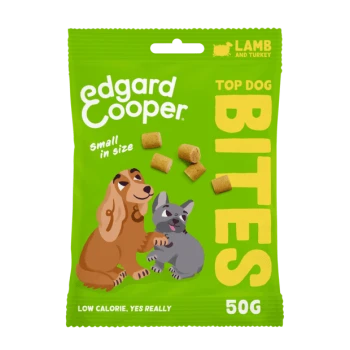 Grüne Verpackung mit "Edgard Cooper" Logo, "Top Dog Bites" Text und Illustrationen eines braunen und grauen Hundes. 50g, Lamm- und Truthahn-Geschmack.