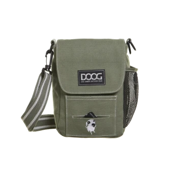 Grüne Haustier-Zubehörtasche mit Klappe, mit dem Logo "DOOG" und einer süßen Hundegrafik, plus einer Netz-Seitentasche.