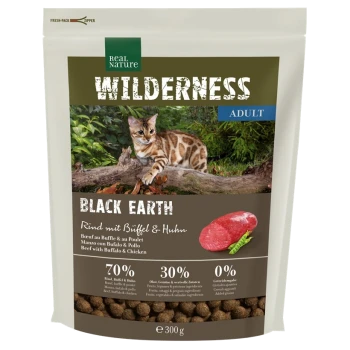 Katzenfutterverpackung mit einer Bengal-Katze, beschriftet mit "Wilderness Black Earth", mit 70% Rind, Büffel & Huhn und 30% Früchten & Gemüse.
