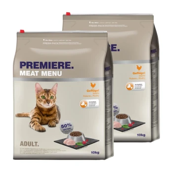 Zwei Säcke Katzenfutter mit der Aufschrift "Premiere. Meat Menu" mit einem Gewicht von 10 kg, mit einer Katze neben einer Schüssel mit Trockenfutter und frischem Fleisch.