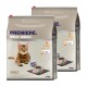 Zwei Säcke Katzenfutter mit der Aufschrift "Premiere. Meat Menu" mit einem Gewicht von 10 kg, mit einer Katze neben einer Schüssel mit Trockenfutter und frischem Fleisch.