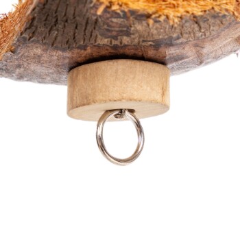 Nahaufnahme eines Holzspielzeugaufsatzes mit einer runden Holzbasis und einem Metallring zum Aufhängen.