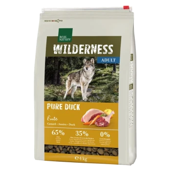 Hundefutterbeutel mit der Aufschrift 'Wilderness Adult Pure Duck', mit einem Wolf im Waldhintergrund, mit 65% Ente, 35% Früchten und Gemüse und 0% Getreide.