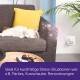 Eine entspannte Katze auf einer grauen Couch mit einem gelben Kissen in einem gemütlichen Wohnzimmer. Text: "Ideal für kurzfristige Stress-Situationen."