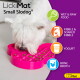Weißer Hund, der Trockenfutter von einer pinken LickiMat Small Slodog frisst, mit Text, der Nassfutter, Trockenfutter, Joghurt und Knochenbrühe auflistet.