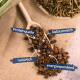 Getrocknete Insektenlarven auf einem Holzlöffel und Jutesack, beschriftet auf Deutsch als Proteinquelle, calciumreich, natürlich und energiespendend.