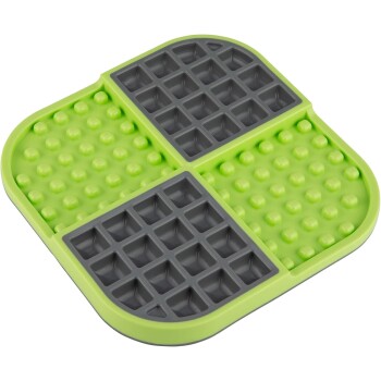 Grüne und graue Fütterungsmatte für Haustiere, die in vier Abschnitte unterteilt ist, mit unterschiedlichen strukturierten Oberflächen, um Haustiere während der Fütterung zu beschäftigen.