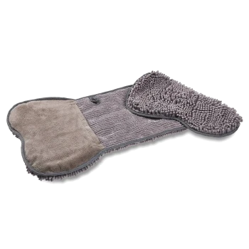Graue, knochenförmige Tier-Trockenmatte mit Chenille-Mikrofaser auf einer Seite und glatter Mikrofaser auf der anderen.