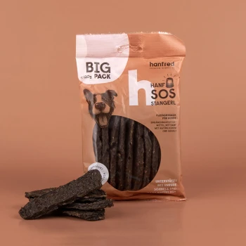 Hundeleckerli-Verpackung mit der Aufschrift "hanfred", die "Hanf SOS Stangerl" mit einer Hundillustration zeigt, enthält 130g, auf einem braunen Hintergrund.