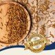 Getrocknete Mehlwürmer, die auf einer Holzoberfläche verstreut sind, mit einer Holzschale, die mit ihnen gefüllt ist. Ein Abzeichen liest 'Beste Qualität - 10 Jahre'.