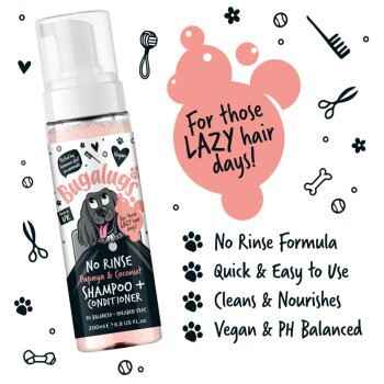 Flasche von Bugalugs No Rinse Papaya & Coconut Shampoo + Conditioner mit einem Cartoon-Hund, mit Text über seine Vorteile und vegane Formel.