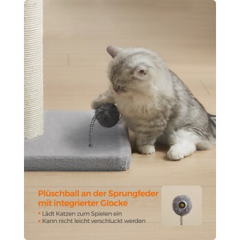 Eine verspielte graue Katze interagiert mit einem Plüschball auf einer Feder mit einer Glocke, neben einem Kratzbaum; der Text hebt ihre Merkmale hervor.