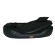 Schwarzes Haustierbett mit einer plüschigen Schlafoberfläche und erhöhten Rändern, mit einem kleinen passenden Kissen und einem Lederetikett.