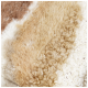 Gros plan d'une couverture pour animaux douce et texturée présentant des nuances de brun, beige et blanc, idéale pour le confort des animaux de compagnie.