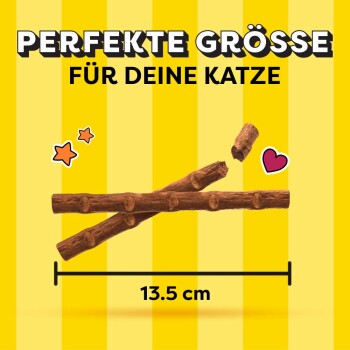 Katzen-Spielzeug in Form von Holzstäben auf gelbem Hintergrund, mit der Aufschrift "Perfekte Größe für deine Katze" und einer Maßangabe von 13,5 cm.