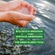 Hände, die Wasser halten, mit dem Text: "BIOLOGISCH ABBAUBAR EINFACHE ANWENDUNG FÜR EINEN KLAREN TEICH".