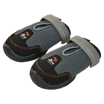 Une paire de bottines pour chien grises et noires avec des sangles ajustables, présentant une semelle texturée pour l'adhérence et un logo qui dit 'Pattes de Chien.'