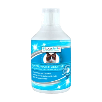 Flasche mit bogadent Dentalwasserzusatz für Katzen, mit dem Gesicht einer Katze auf dem Etikett und dem Anspruch, Plaque und Zahnstein zu bekämpfen.