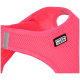 Harnais pour animaux de compagnie rose vif avec un design en maille, présentant une étiquette avec le logo noir "AniOne".