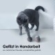 Eine graue Katze spielt mit drei Filzkugeln auf einer hellen Oberfläche. Der Text lautet: "Gefilzt in Handarbeit aus natürlicher Filzwolle, schadstofffrei gefärbt."