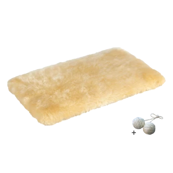Weiches, flauschiges gelbes Haustierbett mit zwei enthaltenen Seilbällen, ideal für den Komfort und die Spielzeit von Haustieren.