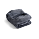 Eine gefaltete, weiche graue Tierdecke aus plüschigem Stoff, ideal um Haustiere warm und gemütlich zu halten.