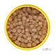 Une vue rapprochée d'un conteneur rond jaune rempli de petites pellets de nourriture pour animaux brunes, avec une règle indiquant 1 cm.